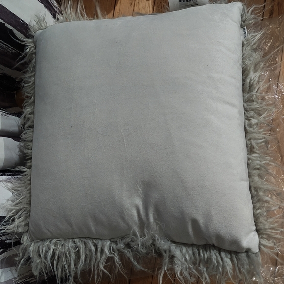 New Faux Fur Pillows Grey Faux Fur Pillows 19x19 Shaggy Throw Pillows Bouclair - Picture 7 of 10